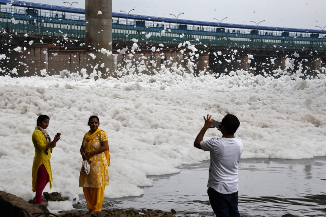 Toksik köpük Hindistan'ın kutsal Yamuna Nehri'ni kirletiyor